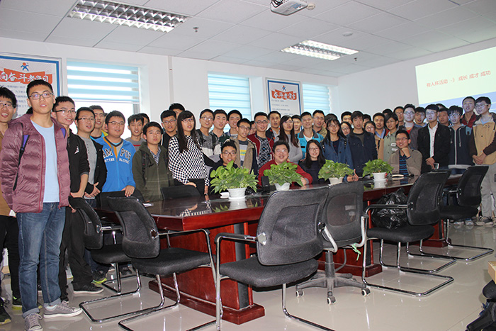 “有人杯”參賽者齊聚有人物聯(lián)網(wǎng)參觀學(xué)習(xí)合影 “有人杯”參賽者齊聚有人物聯(lián)網(wǎng)參觀學(xué)習(xí)合影