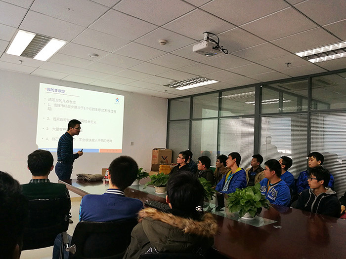 有人古總向同學(xué)們講自己創(chuàng)業(yè)走過(guò)的生意經(jīng) 有人古總向同學(xué)們講自己創(chuàng)業(yè)走過(guò)的生意經(jīng)