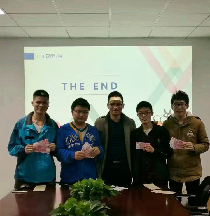 “有人杯”獲獎(jiǎng)?wù)吲c古總合影并獲得獎(jiǎng)金 “有人杯”獲獎(jiǎng)?wù)吲c古總合影并獲得獎(jiǎng)金