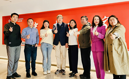 中歐國際工商學(xué)院經(jīng)濟(jì)學(xué)與金融學(xué)教授、吳敬璉經(jīng)濟(jì)學(xué)教席教授許斌及校友一行蒞臨有人物聯(lián)網(wǎng)參觀交流